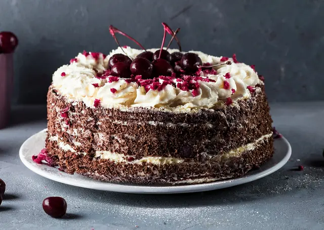 Optisch vielleicht nicht immer ganz perfekt - aber lecker - Schwarzwälder Kirschtorte aus eigener Herstellung | Foto: Heike Schwitalla