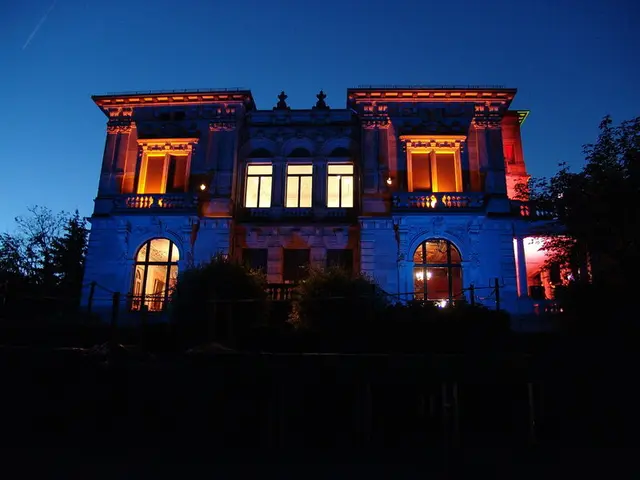 Die Villa Böhm erstrahlt zur „Langen Nacht“ bunt illuminiert. | Foto: Stadtarchiv Neustadt