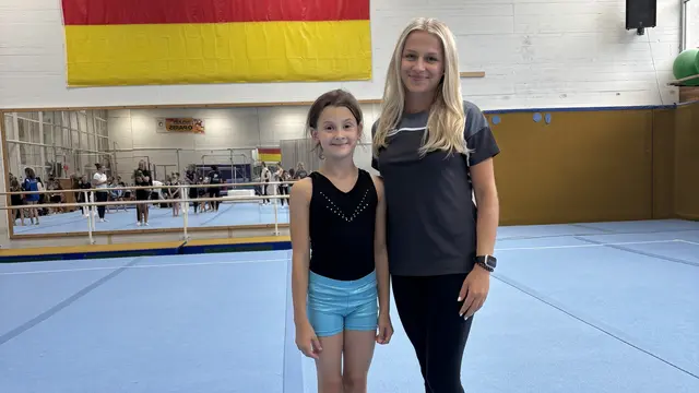 Julia Sartisson (AK8)  und Trainerin Viviane Stiller. | Foto: Fuhrmann-TV Wörth/gratis