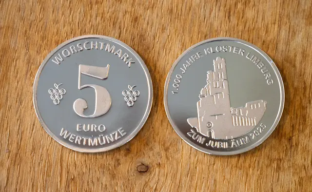 Die begehrte Sammlermünze "Worschtmark" zum 609. Dürkheimer Wurstmarkt ist da und trägt in diesem Jahr als Motiv die Klosterruine Limburg.  | Foto: Stadt Bad Dürkheim