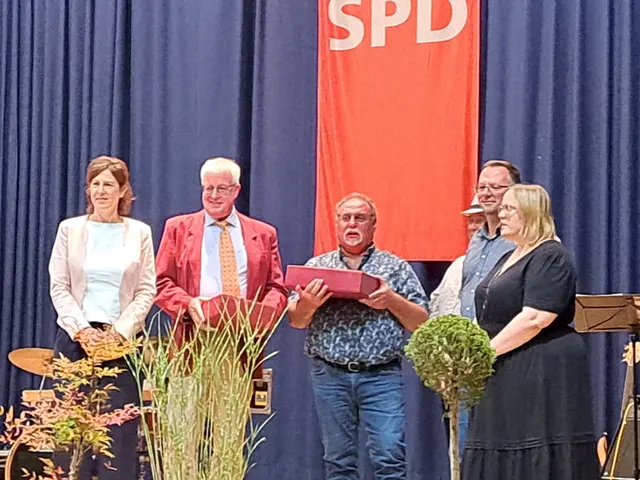 Die Landtagsabgeordnete Dr. Katrin Rehak-Nitsche ehrte Joachim Schmitt  und Achim Wünstel (v.l)
 | Foto: Dr. Volker Schmitt