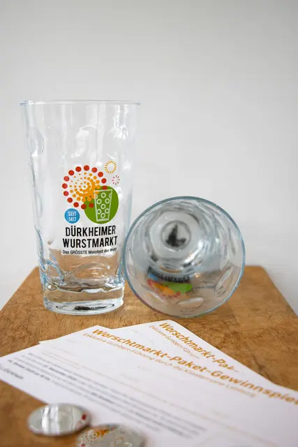 Das Worschtmarkt-Paket: Dubbeglas, Münze und Losgutschein. | Foto: Stadt Bad Dürkheim