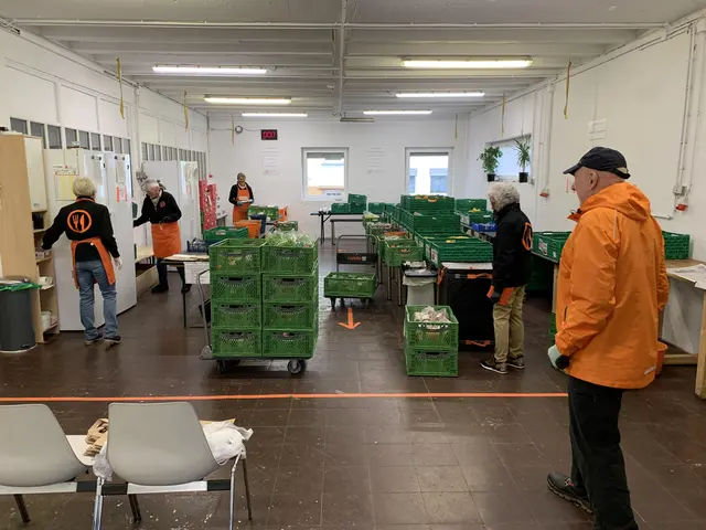 Blick in die Ausgabestelle, wo viele fleißige "Heinzeldamen" die Lebensmittel für die Ausgabe vorbereiten | Foto: Peter Krietemeyer