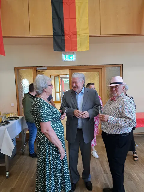 Kurt Beck (Mitte) im Gespräch mit Gisela Wayand und dem Vorsitzenden des Ortsvereins Peter Drexler
 | Foto: Volker Schmitt