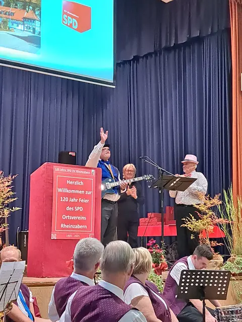 Der "Leierkastenmann" Uwe Zapp brachte das Lied vom "roten Wind" mit | Foto: Dr. Volker Schmitt