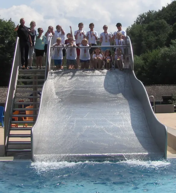 Prüferteam, HelferInnen,  VG Bürgermeister und ein Teil der Sportabzeichenprüflinge im Rüllbergbad  auf der Wasserrutsche   | Foto: Kehrein