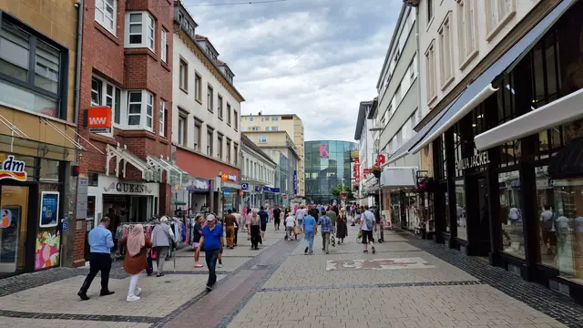 Da er diesem nicht nachkam und weiterhin in der Nähe der Mall verweilte, entschieden die Polizisten, ihn in Gewahrsam zu nehmen | Foto: Ralf Vester