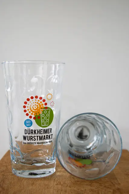 Das neue und limiterte Worschtmarkt-Dubbeglas ist nun auch erhältlich. | Foto: Stadt Bad Dürkheim