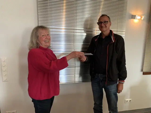 Die neue Vorsitzende Liane Mokry-Pries überreicht dem scheidenden Vorsitzenden ein Präsent | Foto: Peter Krietemeyer