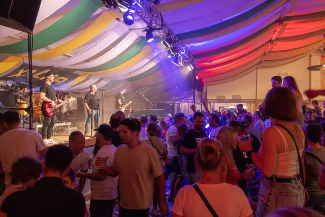 Das Musikprogramm kommt nicht zu kurz: Auf dem Literarischen Frühschoppen, im Festzelt Hamel und im Weindorf treten diverse Bands und Einzelkünstler:innen auf.   | Foto: Heimatlichter GmbH