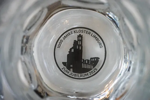 Auf dem Glasboden des limtierten Wurstmarkt-Dubbeglases ist ebenfalls das 1.000-jährige Kloster Limburg abgebildet. | Foto: Stadt Bad Dürkheim