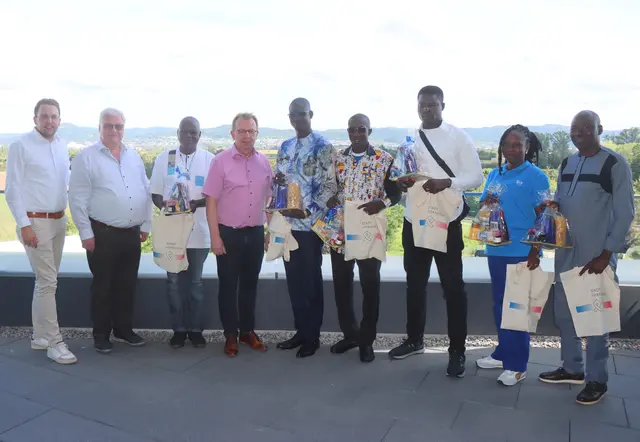 Bürgermeister Matthias Baaß (4. v. l.) begrüßt gemeinsam mit Ersten Stadtrat Jörg Scheidel und Stadtverordnetenvorsteher Norbert Schübeler (links) die Delegation aus Silly | Foto: Stadt Viernheim