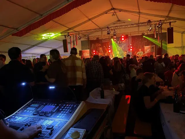 Beste Stimmung im vollen Festzelt ist garantiert | Foto: Günther Kissinger