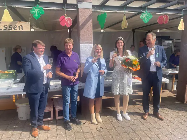 v.l.n.r. MdL Sven Koch, Birgit Cornelius Verein Leben im Dorf Böchingen, Ortsbürgermeisterin Sarah Vollmar, Tina Stübinger Weinprinzessin VG Landau-Land, Landrat Dietmar Seefeldt bei der Eröffnung im Jahr 2024 | Foto: Birgit Cornelius, Verein Leben im Dorf e.V.