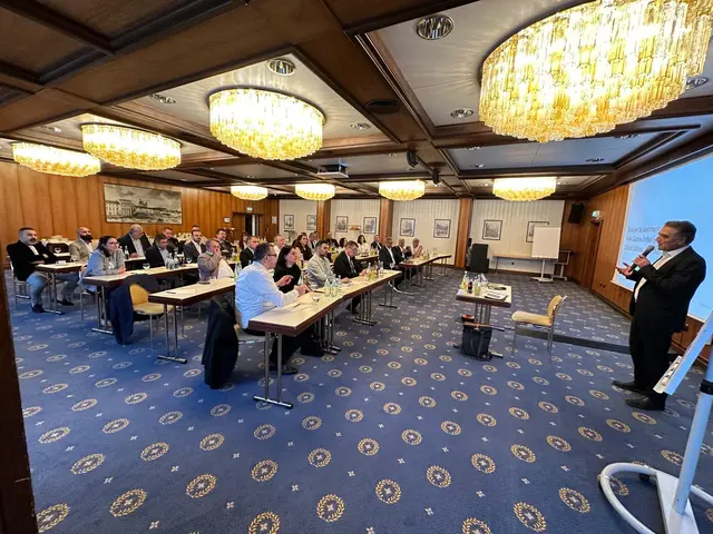 Mustafa Baklan, Vorstandsvorsitzender des Türkischen Unternehmerverbands Rhein-Neckar e.V. (TID), spricht bei der Mitgliederversammlung im Parkhotel Mannheim  | Foto: ©TID e.V.
