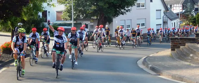 Das Fahrerfeld auf dem Weg zum nächsten "Boxenstopp" zum Einsammeln der Spenden! | Foto: VOR-TOUR der Hoffnung e.V.