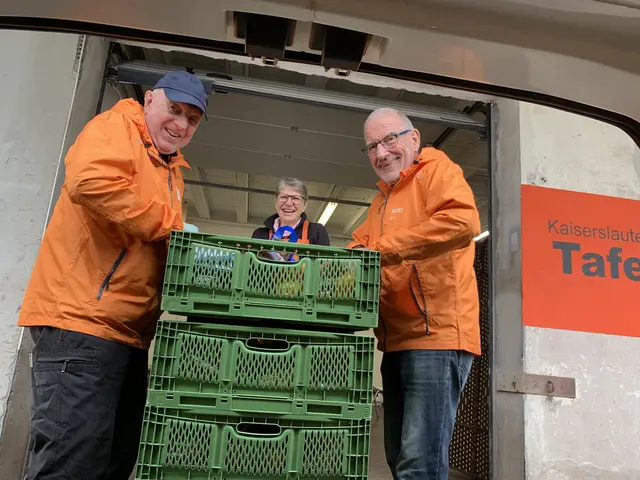 Die Ehrenamtlichen beim Ausladen der Sachspenden | Foto: Peter Krietemeyer