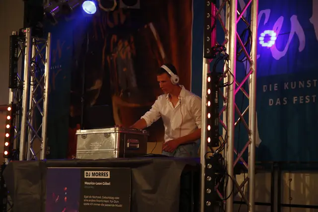 Der beliebte DJ Morres lässt die Bühne beben | Foto: Günther Kissinger