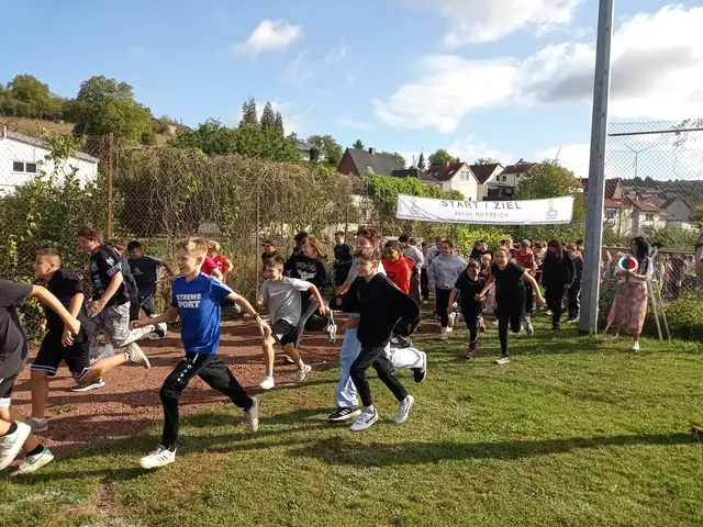 Voller Motivation starten die Schülerinnen und Schüler den diesjährigen Spendenlauf an der Realschule plus. Schulleiterin Katja Albert (rechts) gab das Startsignal.  | Foto: Anja Stemler