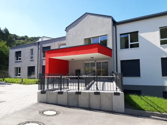 Das Caritas-Altenzentrum St. Nikolaus in Landstuhl: Nach außen modern und einladend, im Inneren jedoch mit großen Herausforderungen im Pflegealltag konfrontiert. | Foto: Caritas