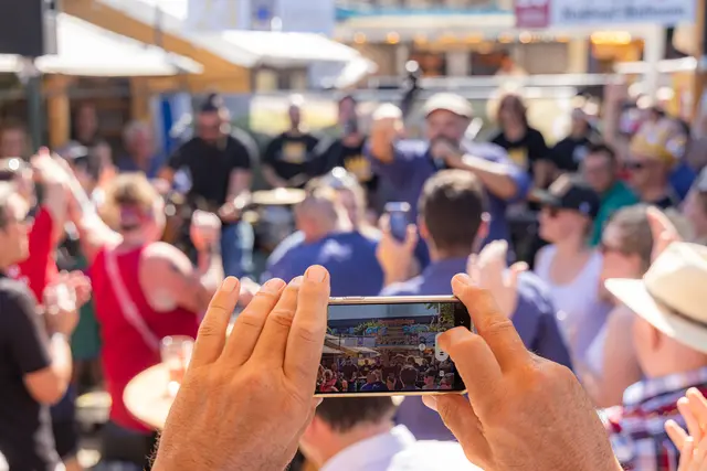 Ob Jung oder Alt: Die Künstler:innen begeistern mit ihrer Präsenz und der authentischen Pfälzer Natur. | Foto: Heimatlichter GmbH
