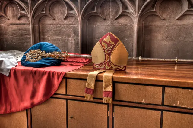 Bischofsstab und Mitra in der Sakristei  | Foto: Der Pilger/Conny Conrad