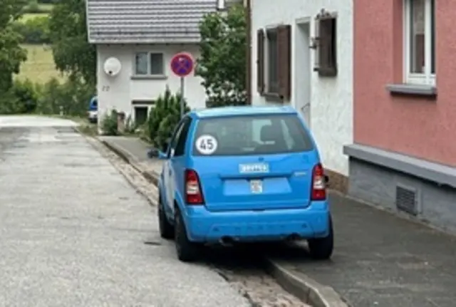 Dieses Fahrzeug wurde beschädigt | Foto: Polizei