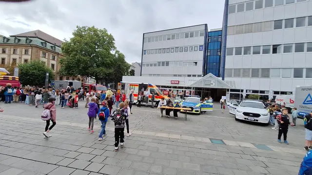 Blick auf die Blaulichtfamilie Feuerwehr, DRK,  Polizei und US-Militär-Polizei | Foto: Erik Hippchen