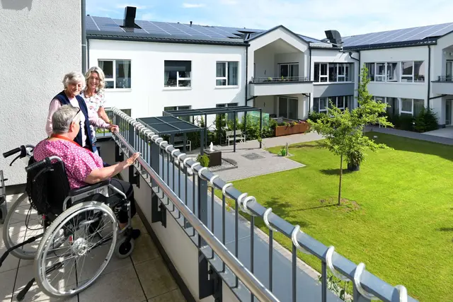 Barrierefrei und hell gestaltet: Vom Balkon aus blicken Bewohner auf den begrünten Innenhof des Altenzentrums. | Foto: Caritas