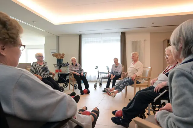 Aktiv trotz Einschränkungen: In kleinen Gruppen trainieren die Bewohner regelmäßig ihre Beweglichkeit. | Foto: Caritas