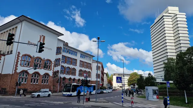 In der Nacht zu Freitag entdeckten Einsatzkräfte in der Maxstraße einen 18-Jährigen, der auf dem Boden einer Bushaltestelle lag, teilweise auf der Fahrbahn | Foto: Ralf Vester
