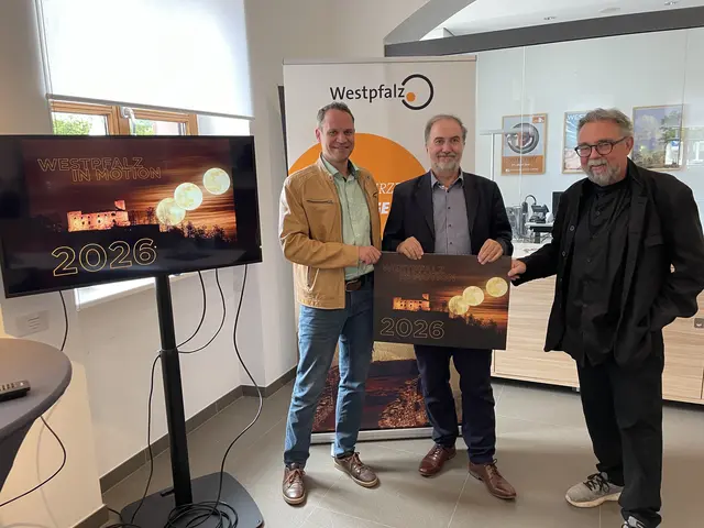 Von links: Denis Clauer (Beigeordneter der Stadt Pirmasens), Dr. Hans-Günther Clev (Geschäftsführer der ZRW) und Fotograf Harald Kröher bei der Vorstellung des Kalenders | Foto: ZukunftsRegion Westpfalz