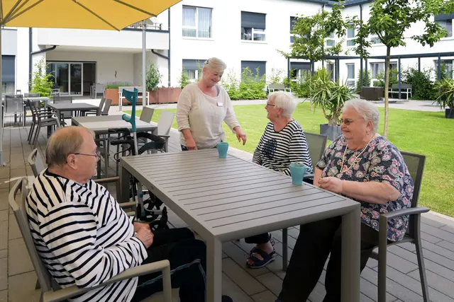Begegnung im Freien: Bewohner genießen auf der Terrasse bei Gesprächen und einer Tasse Kaffee die sommerliche Atmosphäre. | Foto: Caritas