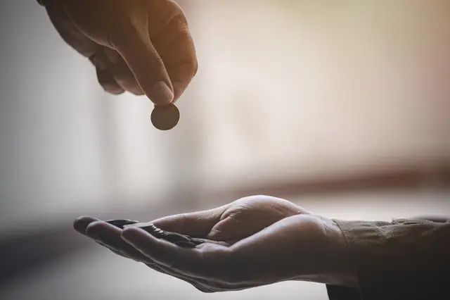 Die Jugendlichen sammelten die Spenden offenbar mit einem Zettel, auf dem sie vorgaben taubstumm zu sein | Foto: AdobeStock_479289099