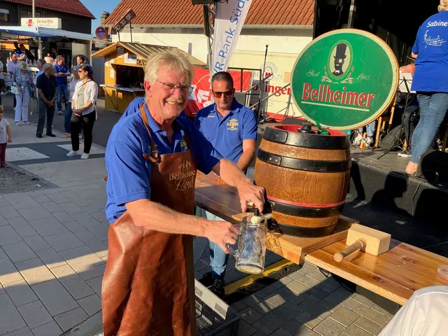 Kerwe in Wörth - Fassanstich zur Eröffnung durch Ortsvorsteher Helmut Wesper | Foto: Lars Robbe