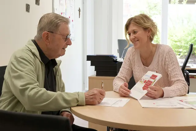 Auch organisatorische Fragen gehören zum Alltag: Die Heimleitung berät Bewohner und Angehörige zu Pflege- und Vertragsfragen. | Foto: Caritas