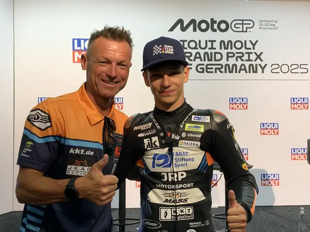 Fynn Kratochwil (rechts) hat bisher acht von zehn Rennen gewonnen mit Dirk Heidolf | Foto: Michael Sonnick