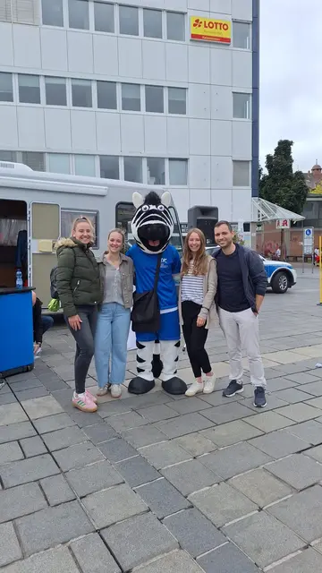 SAM von der KUK und das Team vom Referat Schulen der Stadt Kaiserslautern | Foto: Erik Hippchen