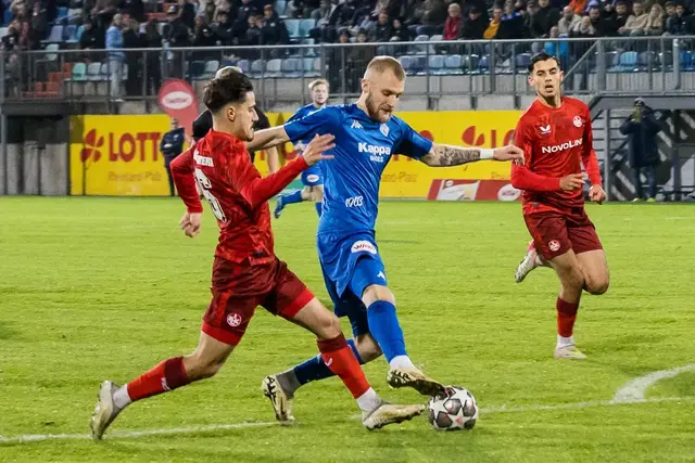 Manuel Grünnagel (Mitte) im Einsatz für den FK Pirmasens. Der Rechtsverteidiger wurde nach seiner schweren Knieverletzung erfolgreich operiert. | Foto: Erik Stegner
