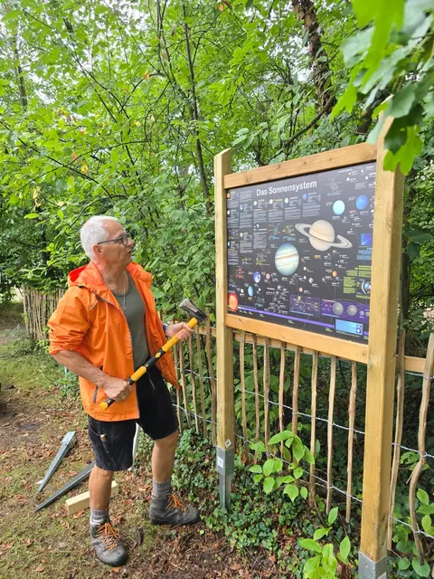 Die neue Hinweistafel über das Sonnensystem ist fertig. | Foto: Peter Krietemeyer
