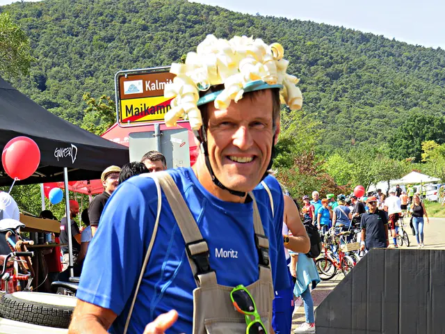 Holzspäne auf dem Kopf | Foto: Brigitte Melder