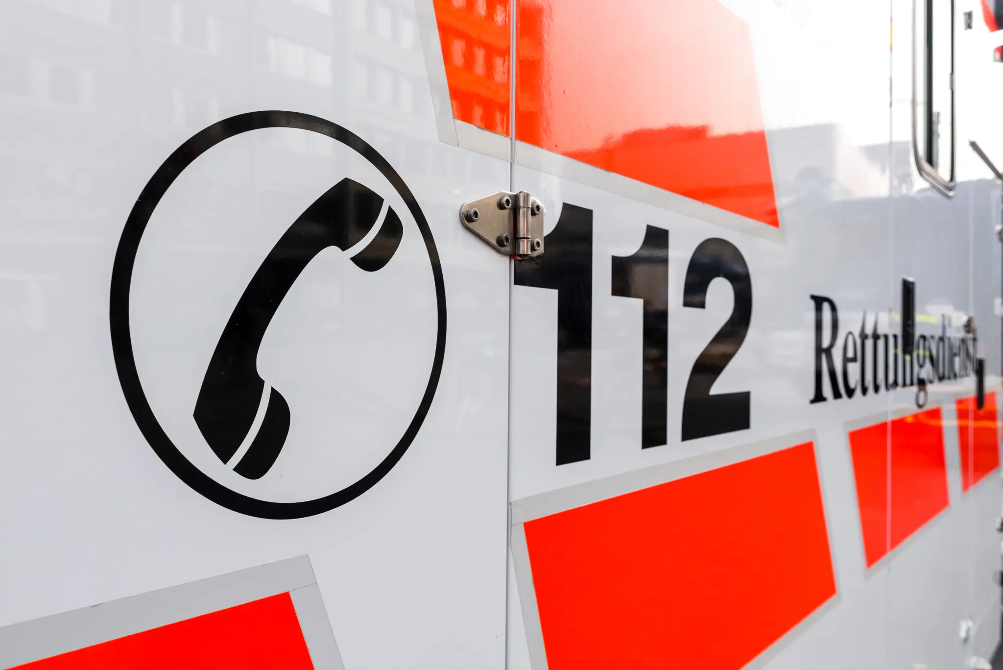 Versuchter-Angriff-auf-Rettungswagen-in-Neustadt-Polizei-sucht-Zeugen