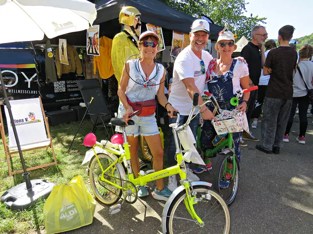 Tom Glaser (Sponsor INJOY) eingerahmt von Mädels | Foto: Brigitte Melder