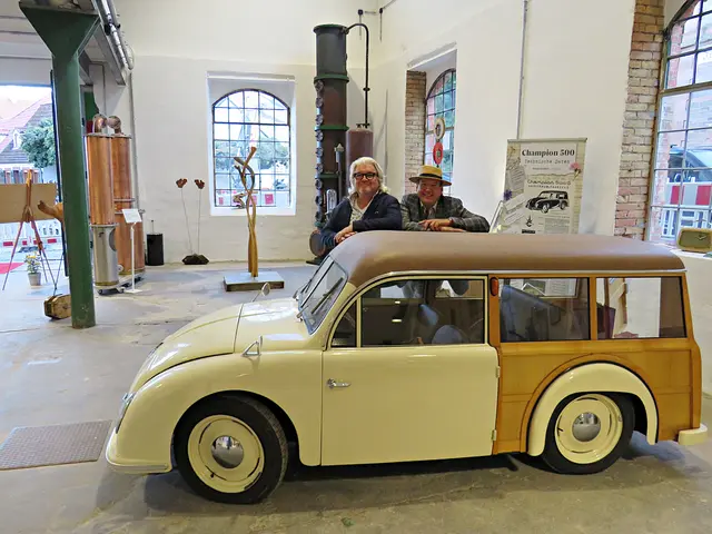 Mathias Berkel und Christian Wahl im PAN-Museum mit Champion 500 | Foto: Brigitte Melder