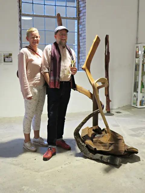 Ehepaar Zähringer mit einer der vielen Holzskulpturen | Foto: Brigitte Melder