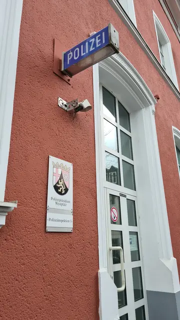 Da der Mann weiterhin aufbrausend reagierte, musste er unter Anwendung von Handfesseln zur Altstadtwache gebracht werden | Foto: Ralf Vester