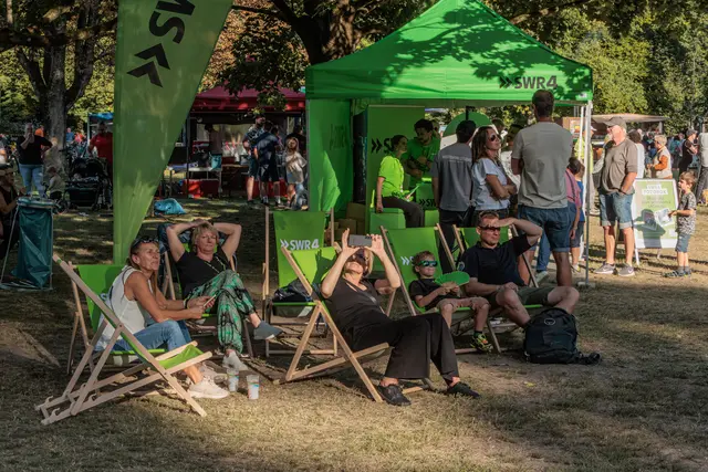 Der Sonntagnachmittag im Bürgerpark Wörth - chillen, den Sonnenschein genießen und das Programm des SWR4 Festivals erleben  | Foto: Paul Needham
