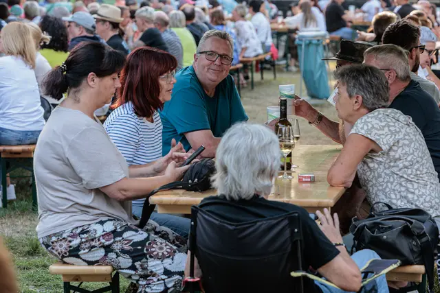 Der Sonntagnachmittag im Bürgerpark Wörth - chillen, den Sonnenschein genießen und das Programm des SWR4 Festivals erleben  | Foto: Paul Needham