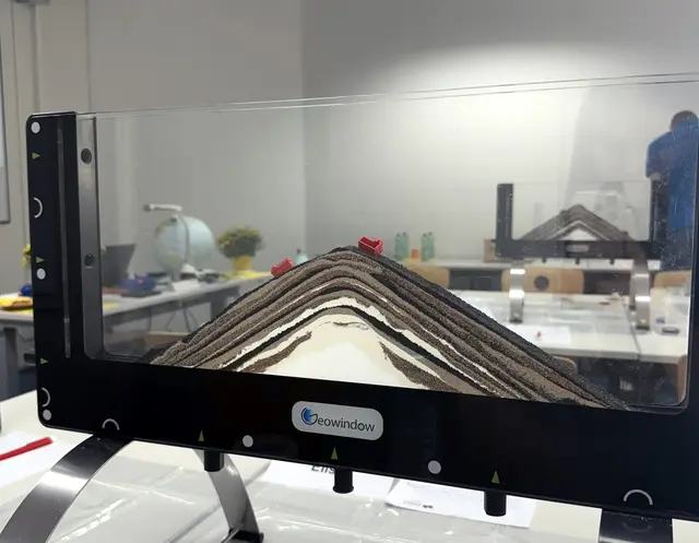 Mit einem Modellvulkan wurde anschaulich gezeigt, wie sich im Erdinneren Schichten aufbauen, bis ein Ausbruch bevorsteht. | Foto: Bildrechte: DHBW KA//SON