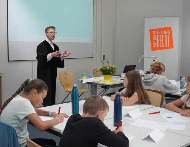 Ein Richter des Landgerichts Karlsruhe erklärt die Abläufe und die Bedeutung der Arbeit bei Gericht. | Foto: Bildrechte: DHBW KA//DI